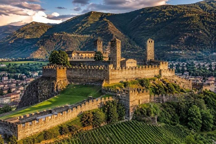 Zurich : châteaux de Bellinzone et village secret de Foroglio