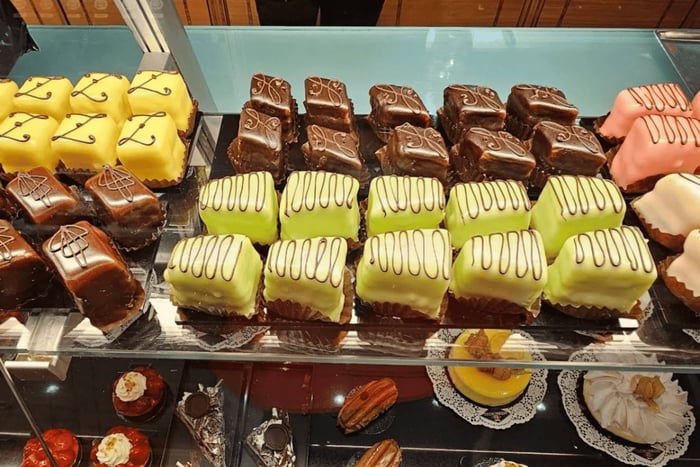 From Basel: Zurich Tour with Chocolate tasting & Lake Cruise