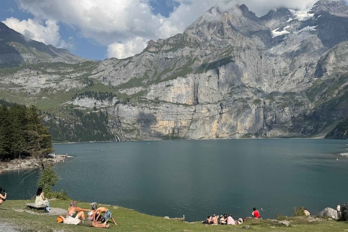 From Zurich: Private Day Trip Hike to Turquoise Oeschinensee