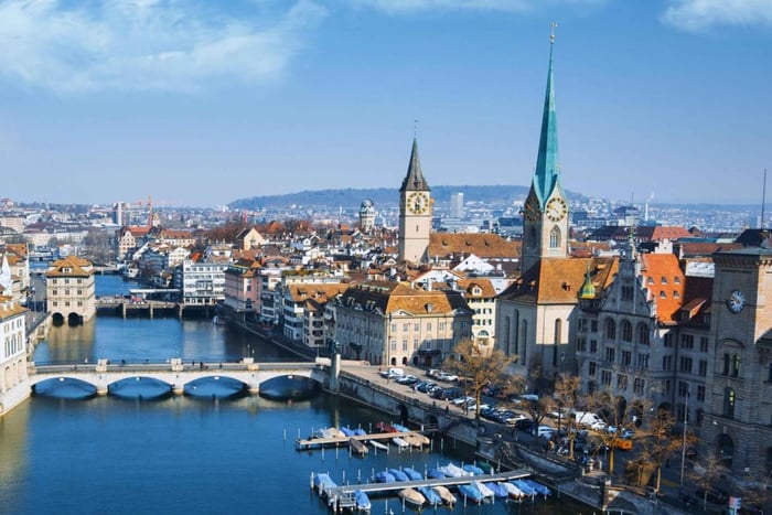 Zurich: 2-hour Best Intro Walking Tour with a Local
