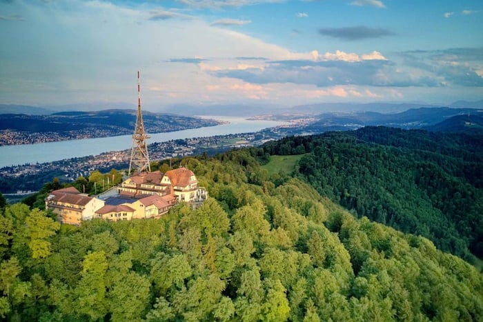 Zurich: Audio Guided City Tour and Train to “Top of Zurich”