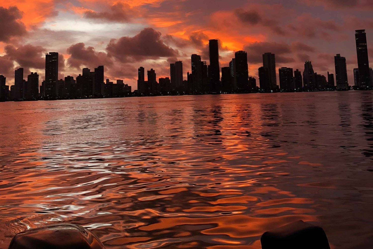 2 tunnin retki Cartagenassa Auringonlaskunäkymä juhlaveneessä