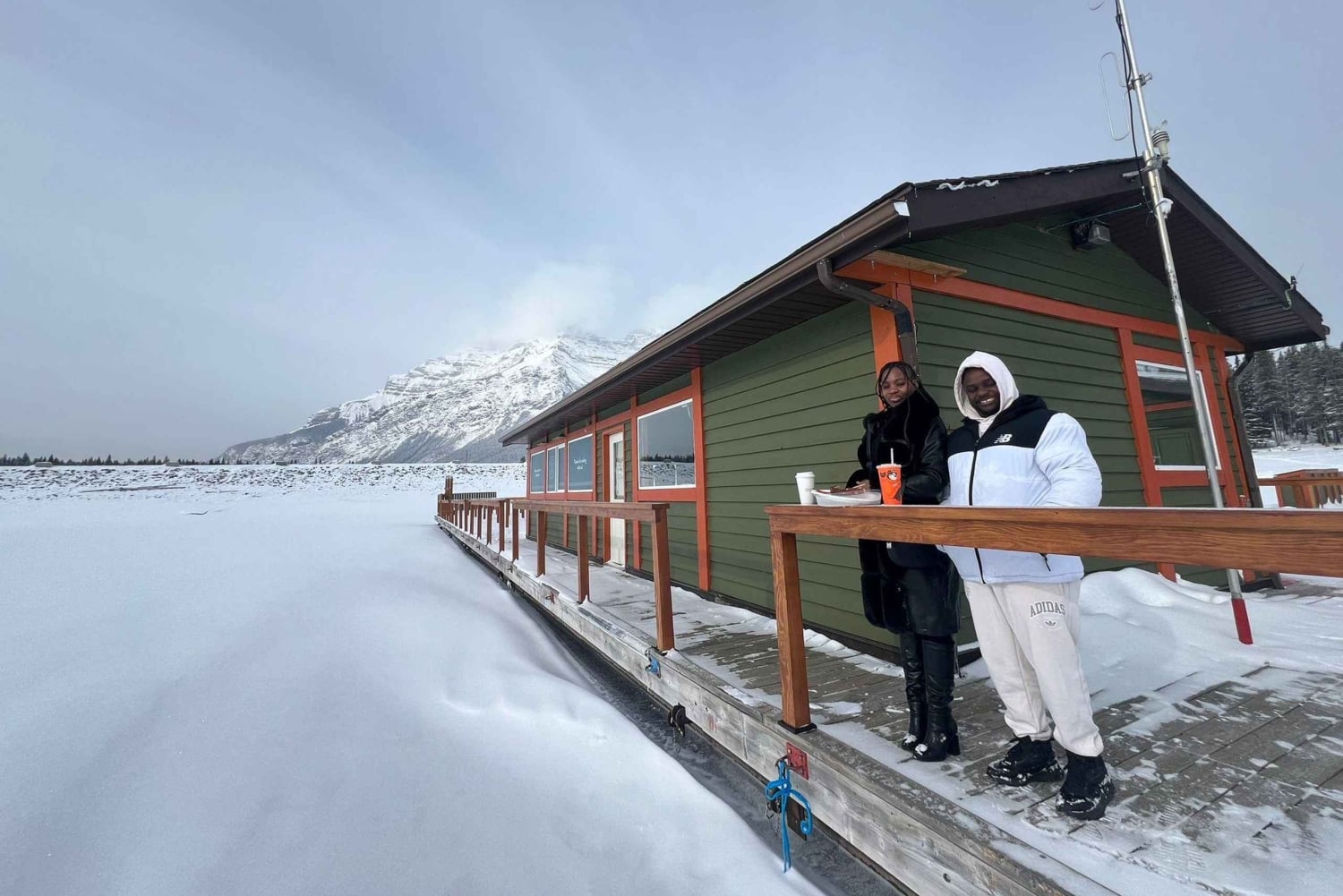 バンフ・ゴンドラ、ジョンストン・キャニオン、ミネワンカ湖、バンフ1日ツアーをご案内いたします