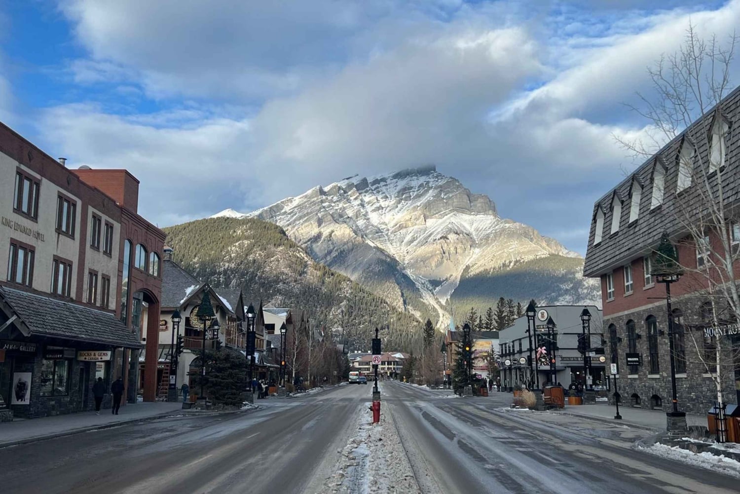 バンフ・ゴンドラ、ジョンストン・キャニオン、ミネワンカ湖、バンフ1日ツアーをご案内いたします