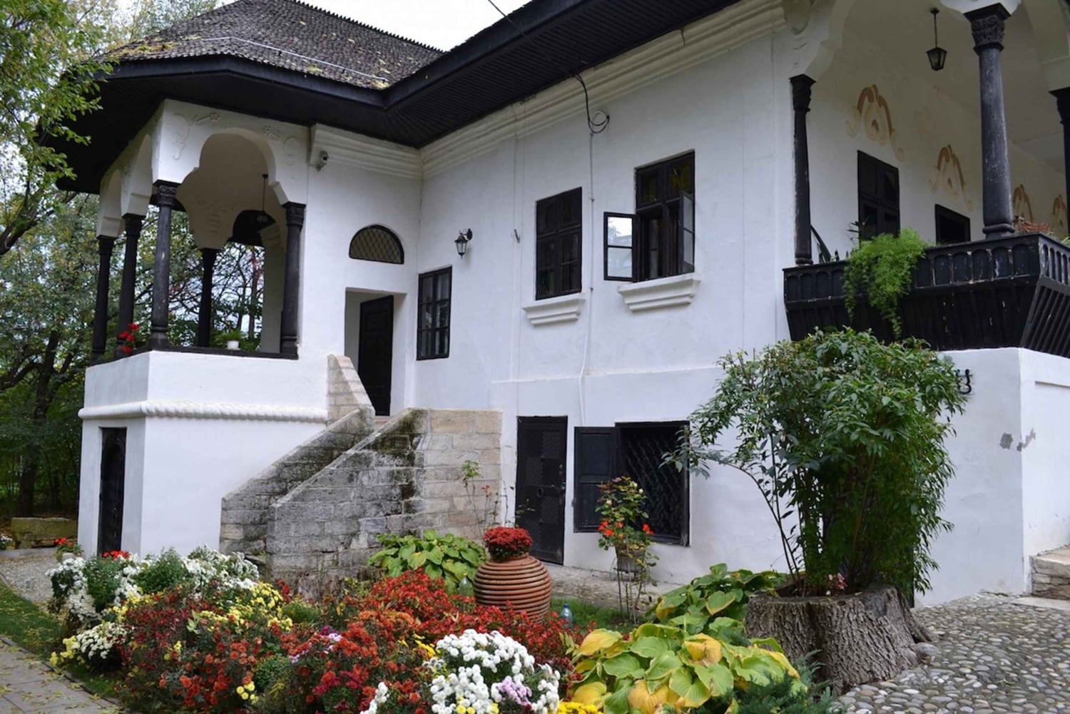 Bucharest: Guided Tour to Bellu Manor & Zamfira Monastery
