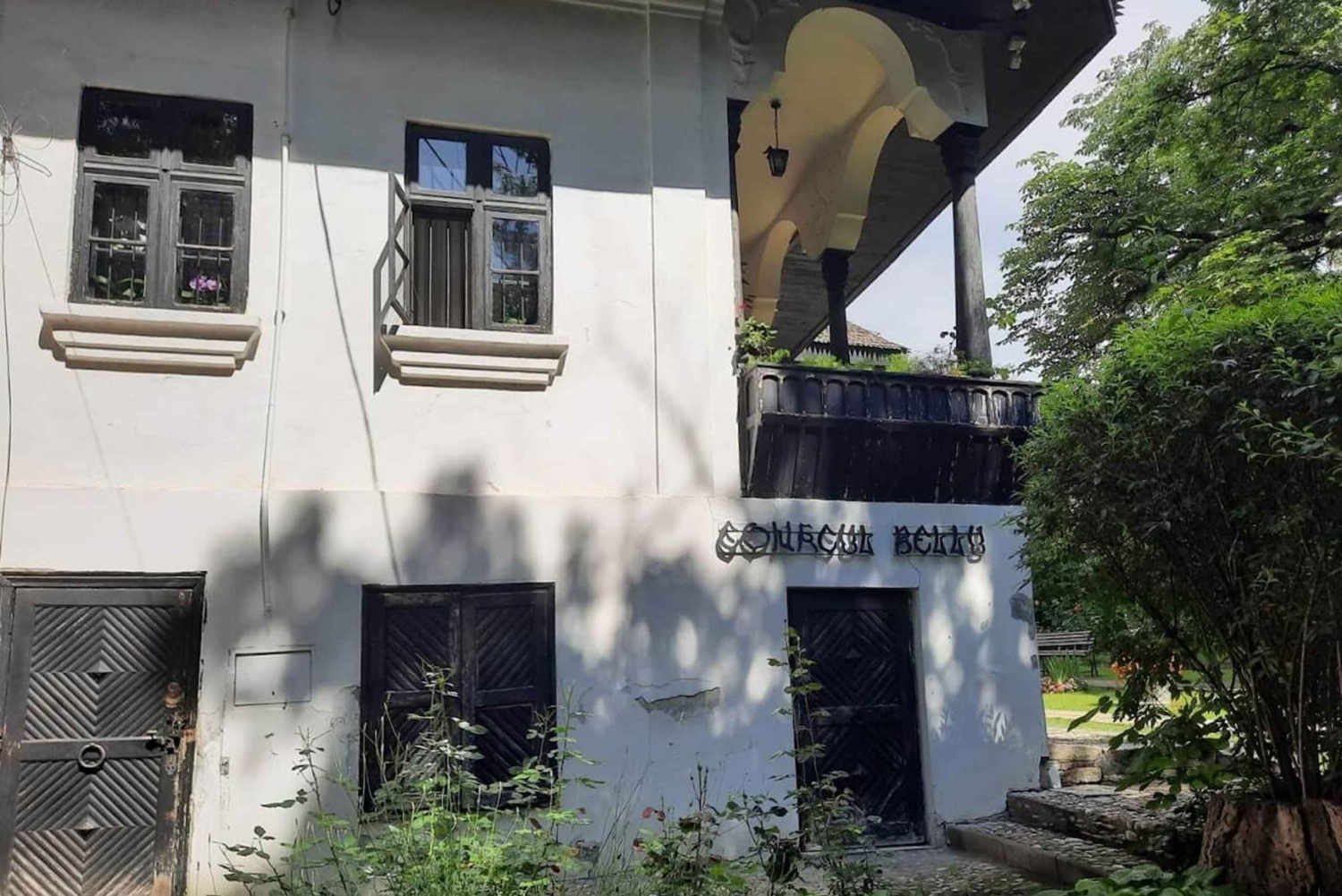 Bucharest: Guided Tour to Bellu Manor & Zamfira Monastery