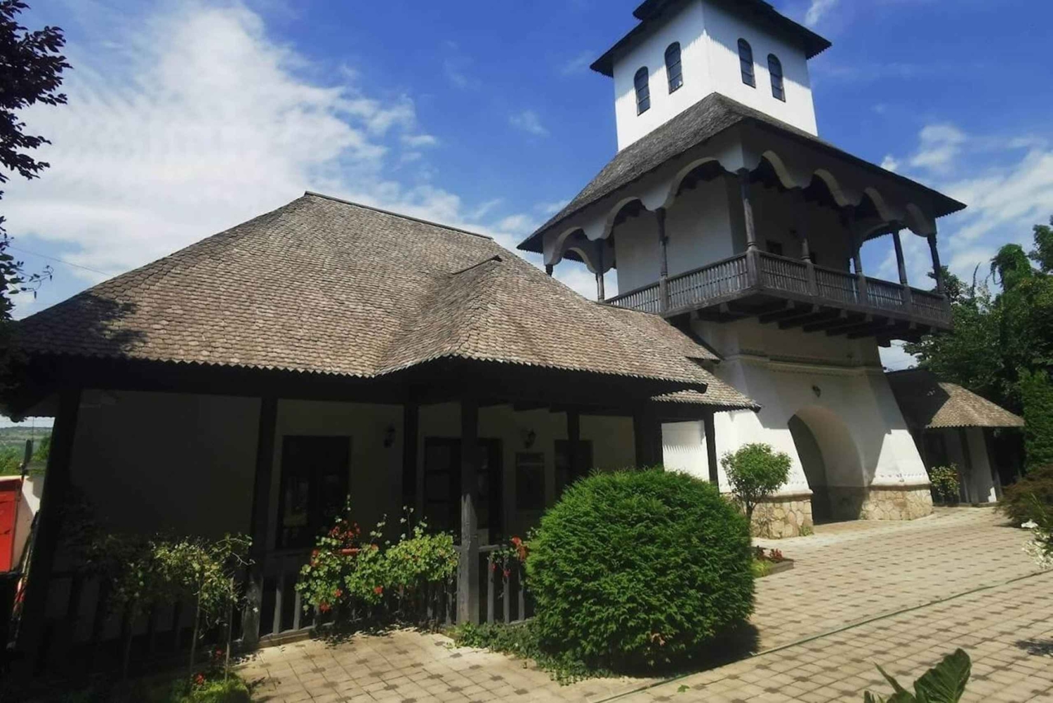 Bucharest: Guided Tour to Bellu Manor & Zamfira Monastery