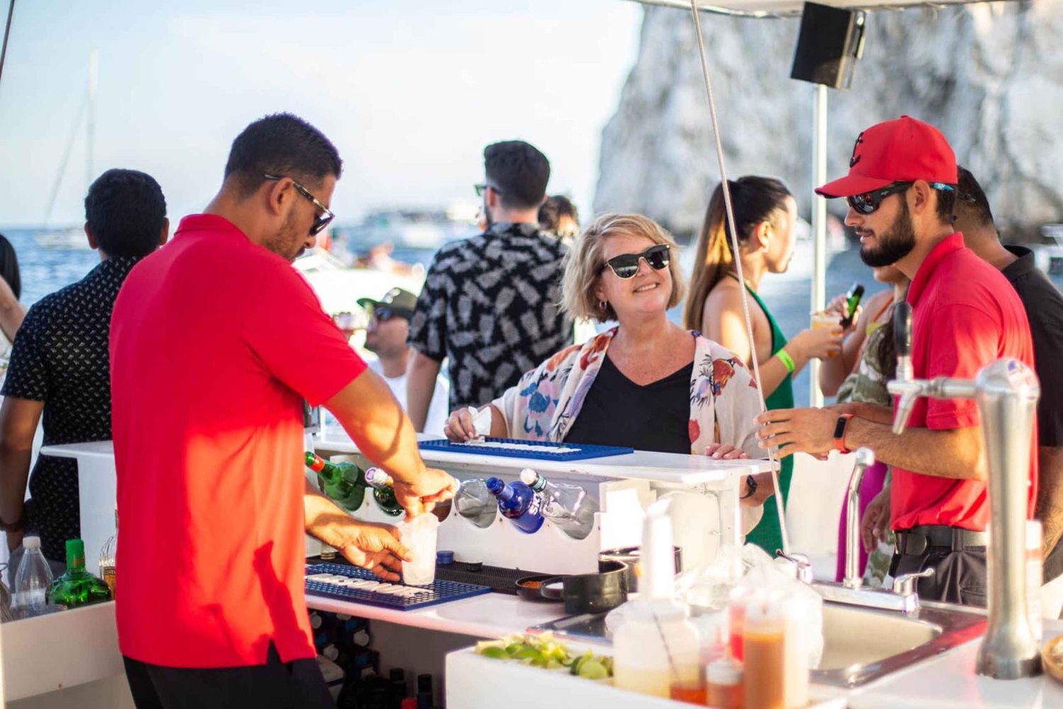 Cabo San Lucas: crucero de fiesta al atardecer con barra libre