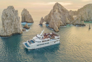 Cabo San Lucas: Crucero con Cena y Espectáculo Premier al Atardecer