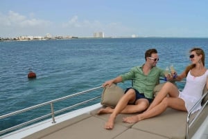 Cancun: Adults Exclusive Isla Mujeres Catamaran & Beach Club