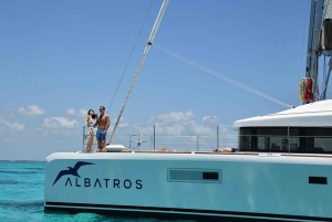 Cancun: Adults Exclusive Isla Mujeres Catamaran & Beach Club