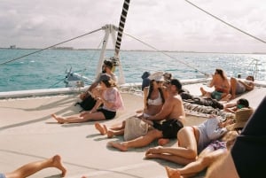 Cancún: Catamarantocht naar Isla Mujeres met open bar en lunch
