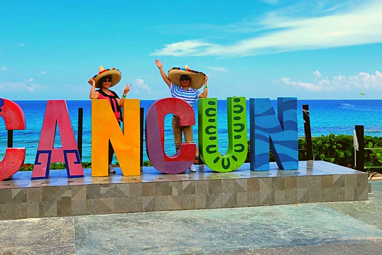 Cancún: stadsrondleiding met gids en winkelen in een dubbeldekkerbus