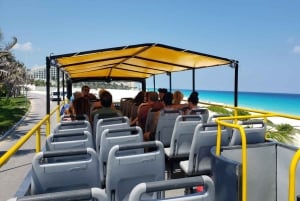 Cancún: stadsrondleiding met gids en winkelen in een dubbeldekkerbus