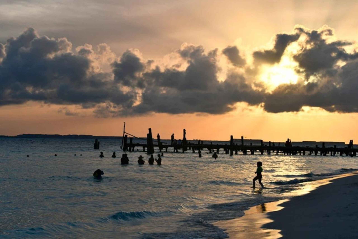 Cancun: Halbtägiger privater Katamaran für 35 Gäste