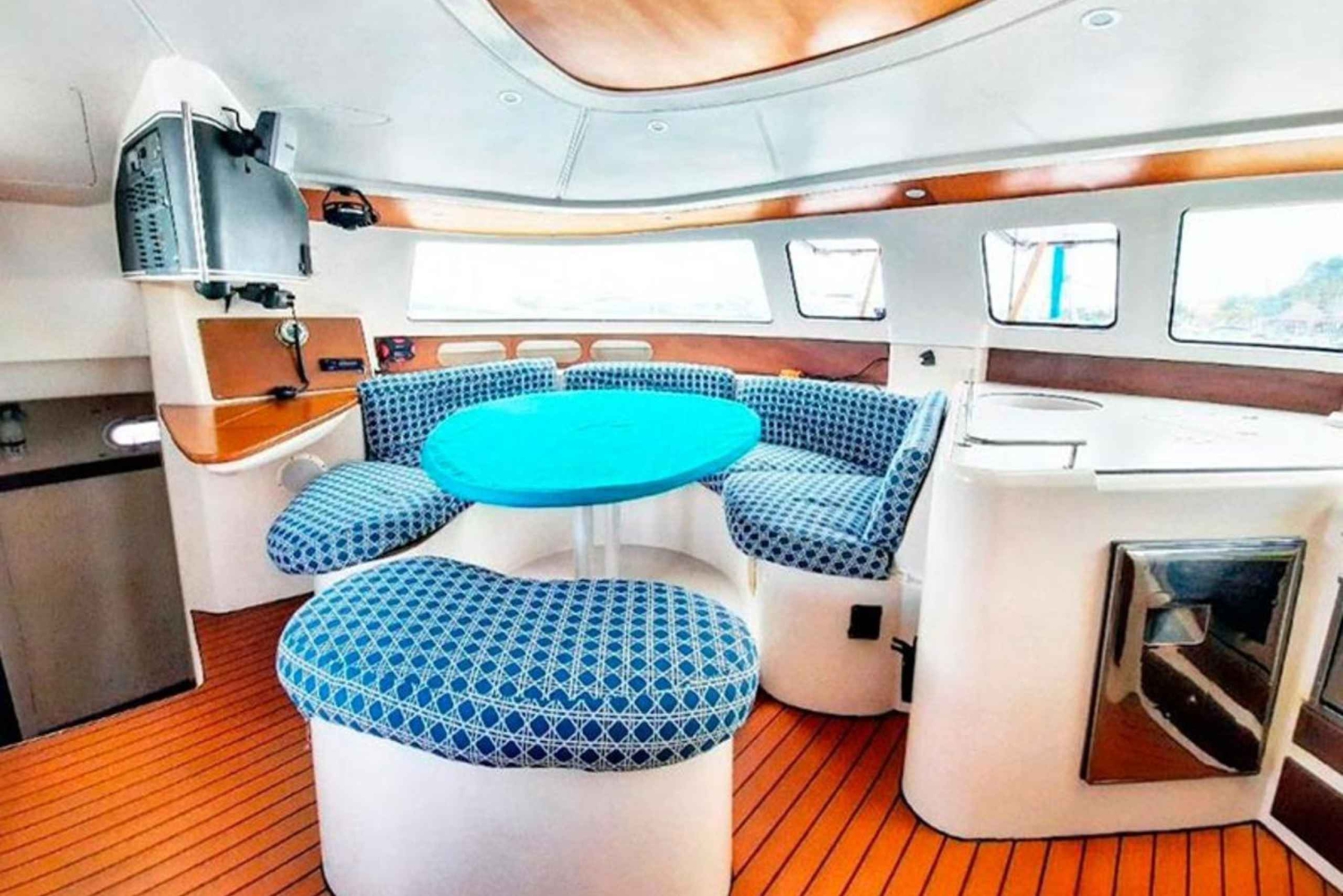 Cancun: Halbtägiger privater Katamaran für 35 Gäste