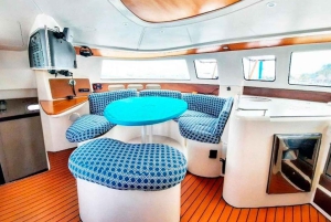 Cancun: Halbtägiger privater Katamaran für 35 Gäste