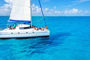 Cancún: Halve dag privé catamaran met snorkelen. 25 gasten