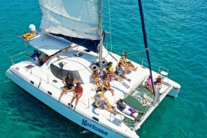 Cancún: Halve dag privé catamaran met snorkelen. 25 gasten