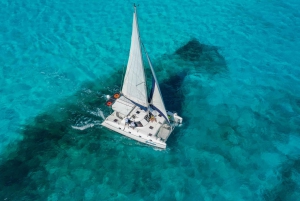 Cancún: Halve dag privé catamaran met snorkelen. 25 gasten