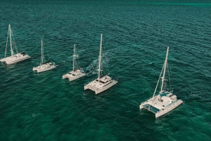 Cancun: Catamarã de festa só para adultos em Isla Mujeres com bebidas