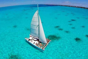 Cancún: Isla Mujeres Catamaran Tour with Maya Travel