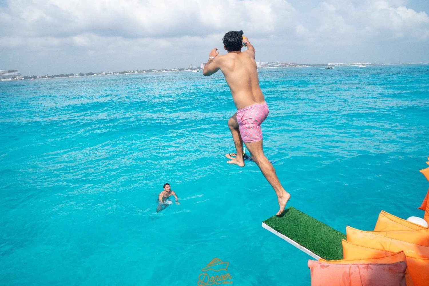 Cancún: crucero de un día completo a Isla Mujeres con baile