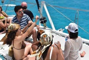 Cancun: Isla Mujeres Solo Adulti Catamarano, bevande e snorkeling