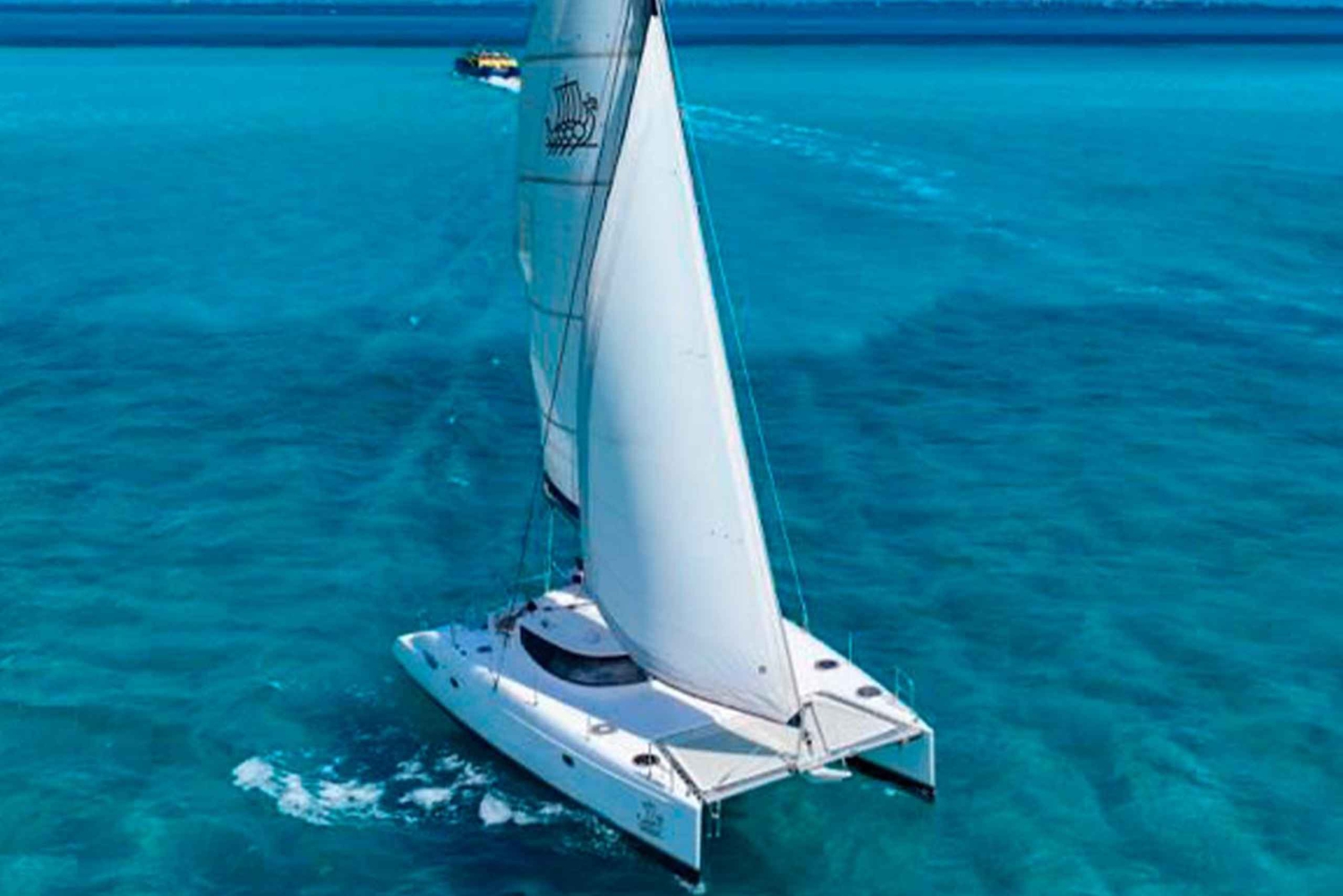 Cancún: Catamarán Premium con transporte y tasa portuaria