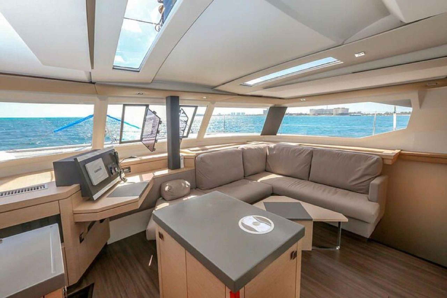 Cancún: Premium katamaran med transport og havneavgift