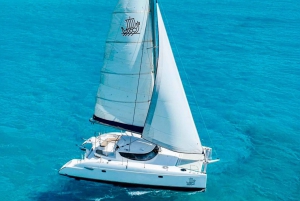 Cancún: Catamarán Premium con transporte y tasa portuaria