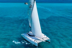 Cancún: Catamarán Premium con transporte y tasa portuaria