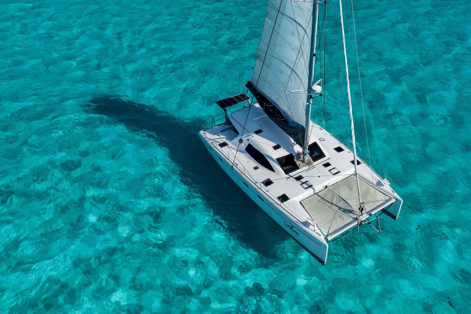 Cancún: Privater Katamaran mit offener Bar und Schnorcheloption
