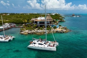 Cancún: Privat katamaran med öppen bar och snorklingsalternativ