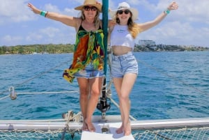 Cancún: Privat katamaran med öppen bar och snorklingsalternativ