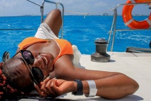 Cancún: Privat katamaran med öppen bar och snorklingsalternativ