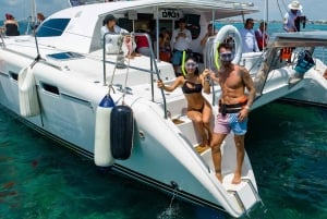 Cancún: Privat katamaran med öppen bar och snorklingsalternativ