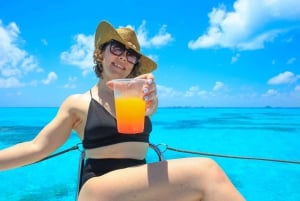 Cancún: Privat katamaran med öppen bar och snorklingsalternativ