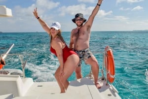 Cancún: Privat katamaran med öppen bar och snorklingsalternativ