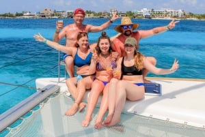 Cancún: Privat katamaran med öppen bar och snorklingsalternativ