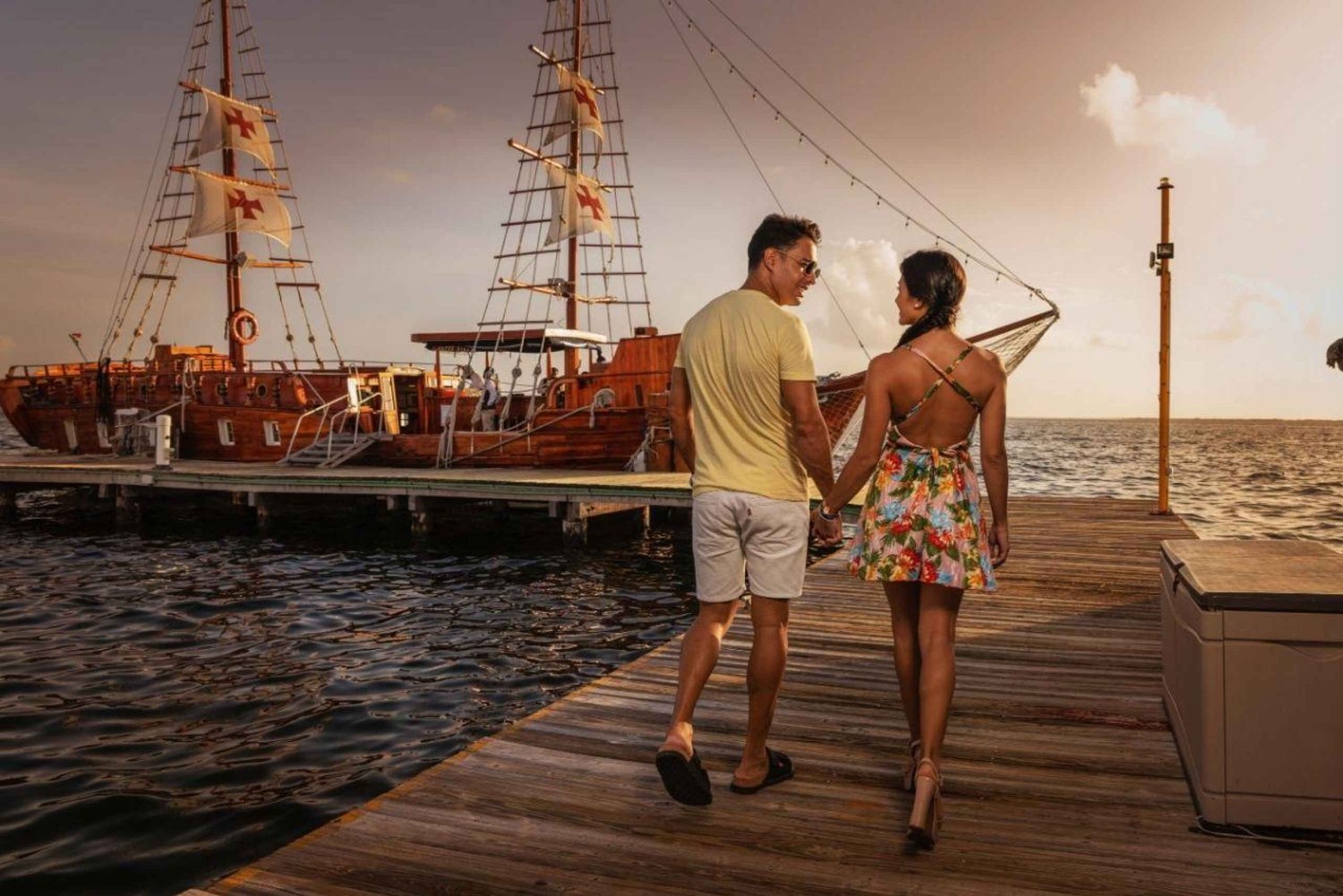 Cancún: Romantische Dinner Cruise met open bar en live muziek