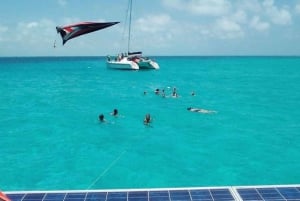 Cancún: Catamarán a Vela con Barra Libre a Isla Mujeres