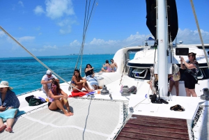 Cancún: Catamarán a Vela con Barra Libre a Isla Mujeres