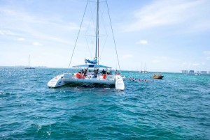 Cancún: Catamarán a Vela con Barra Libre a Isla Mujeres