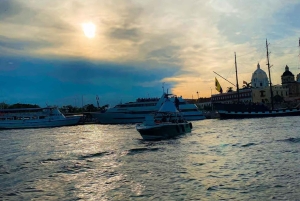 Cartagena: Bay tour with open bar, sunset and disco