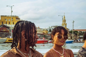 Cartagena: Bay tour with open bar, sunset and disco