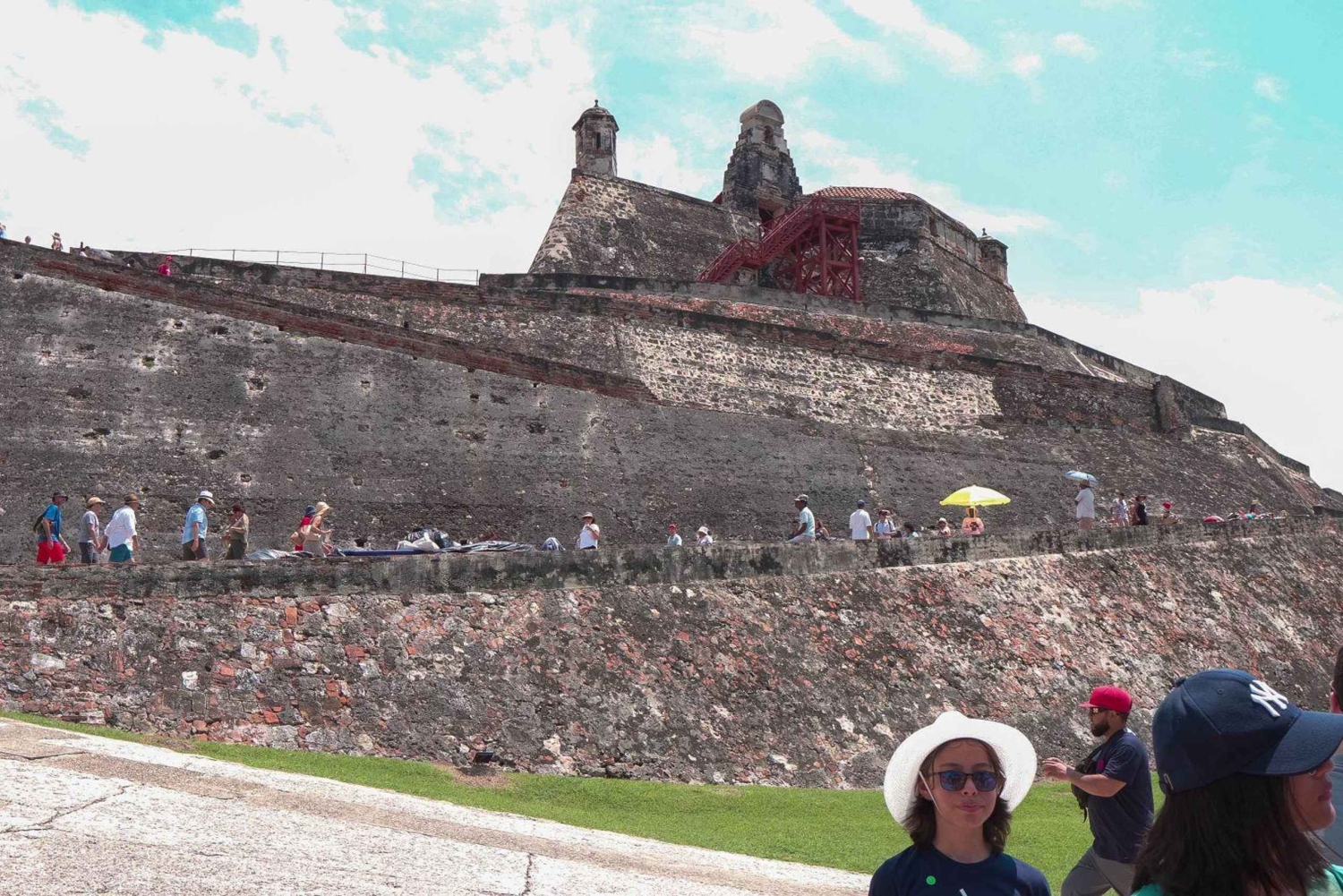 Cartagena: BILINGUAL CITY TOUR San Felipe Castle & Old city