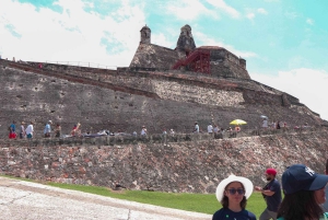 Cartagena: BILINGUAL CITY TOUR San Felipe Castle & Old city