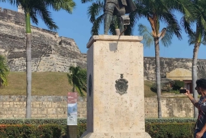 CARTAGENA: BILINGUAL HISTORICAL CITY TOUR IN A TRADITIONAL CHIVA (TRADITIONAL CHIVA)