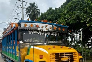 Cartagena: Excursão de ônibus Chiva Party com entrada na discoteca